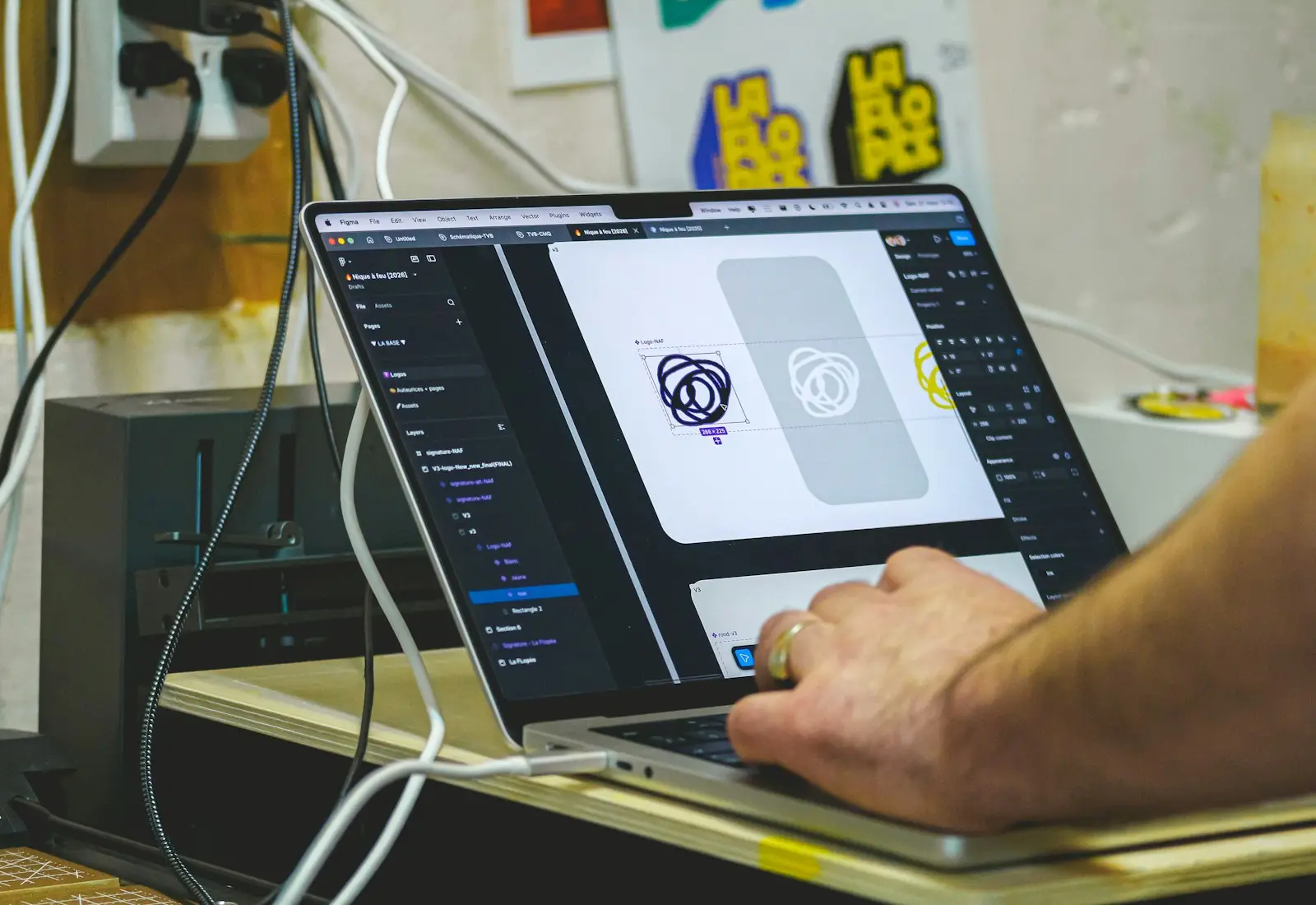 Diseñador trabajando en una identidad visual desde un portátil